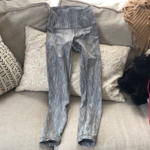 Lululemon wunder under high rise size 4 grey and white